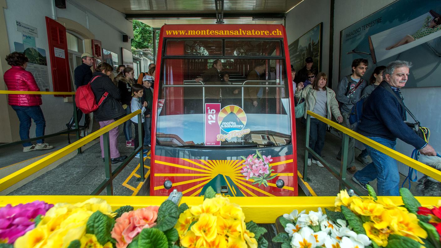 Fiori alla partenza dalla stazione di Paradiso