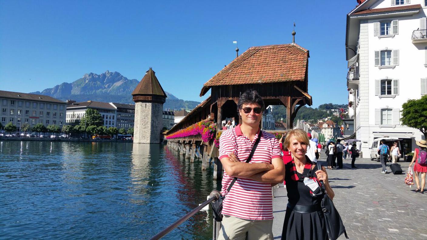 Cristiano Castelletti e Christina Gerristen davanti al Kapelbrücke Lucerna il Rigi, i battelli a vapore, il KKL