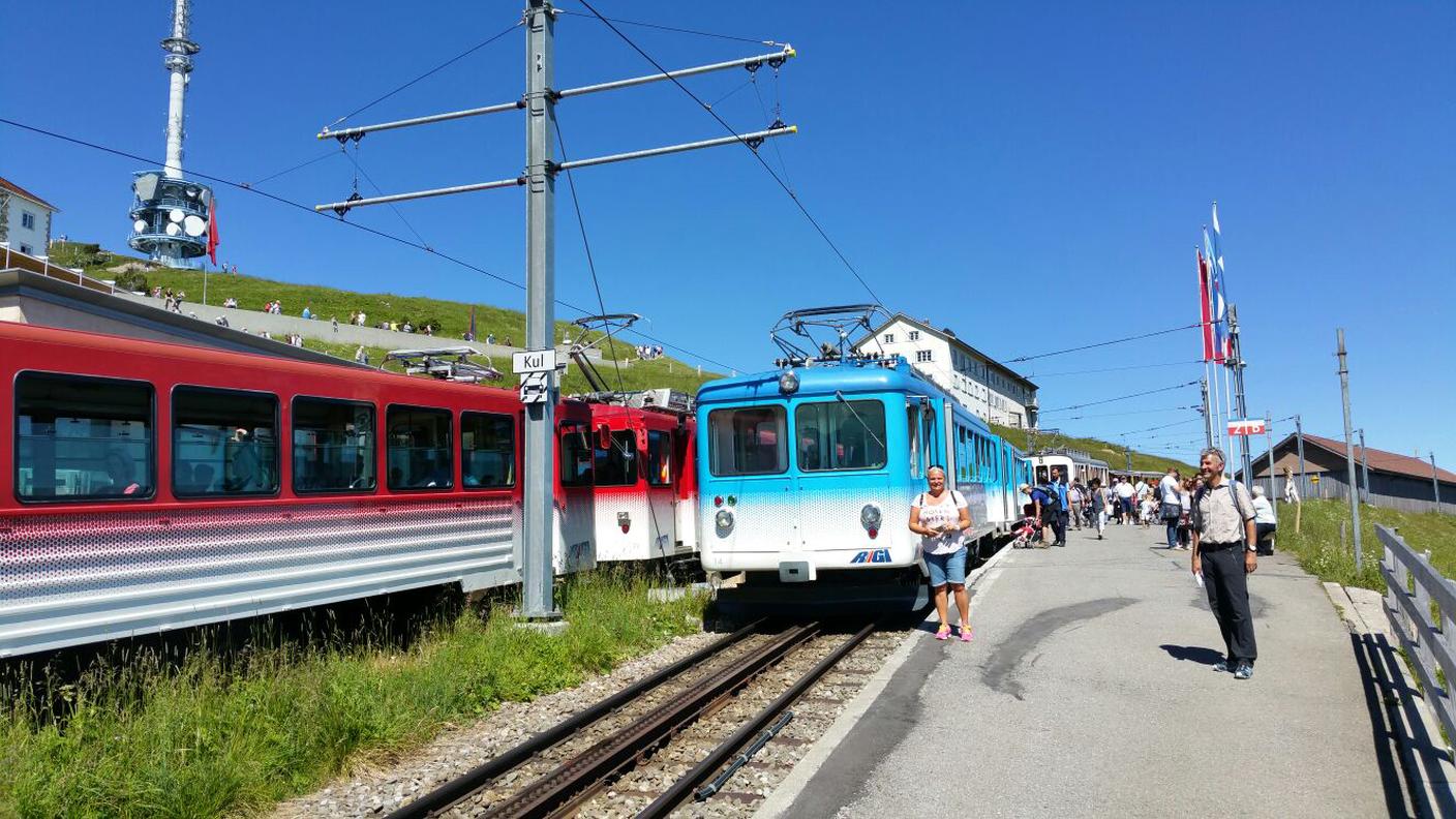 Carlotta Moccetti davanti alla funivia del Rigi Lucerna il Rigi, i battelli a vapore, il KKL