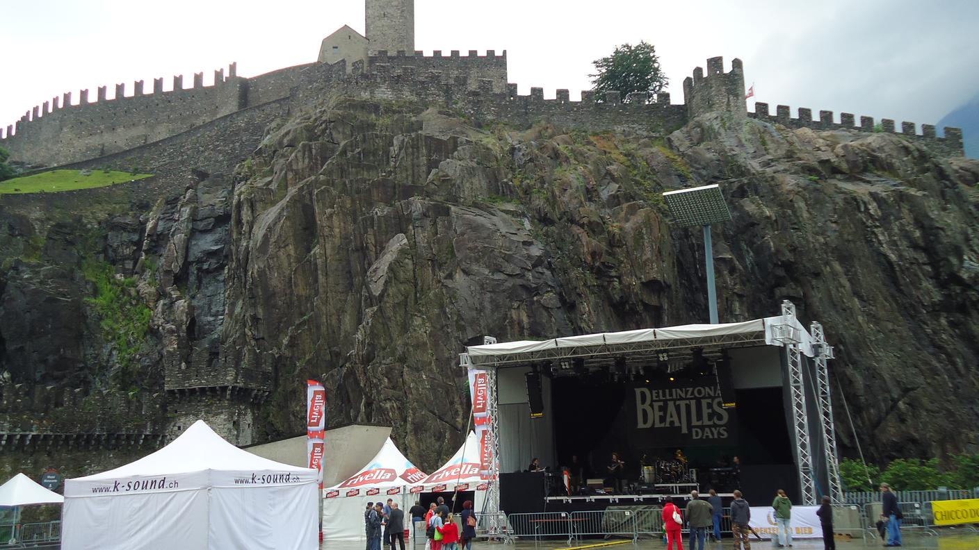 Il palco di Beatles days in piazza del Sole (feo del maffeo)