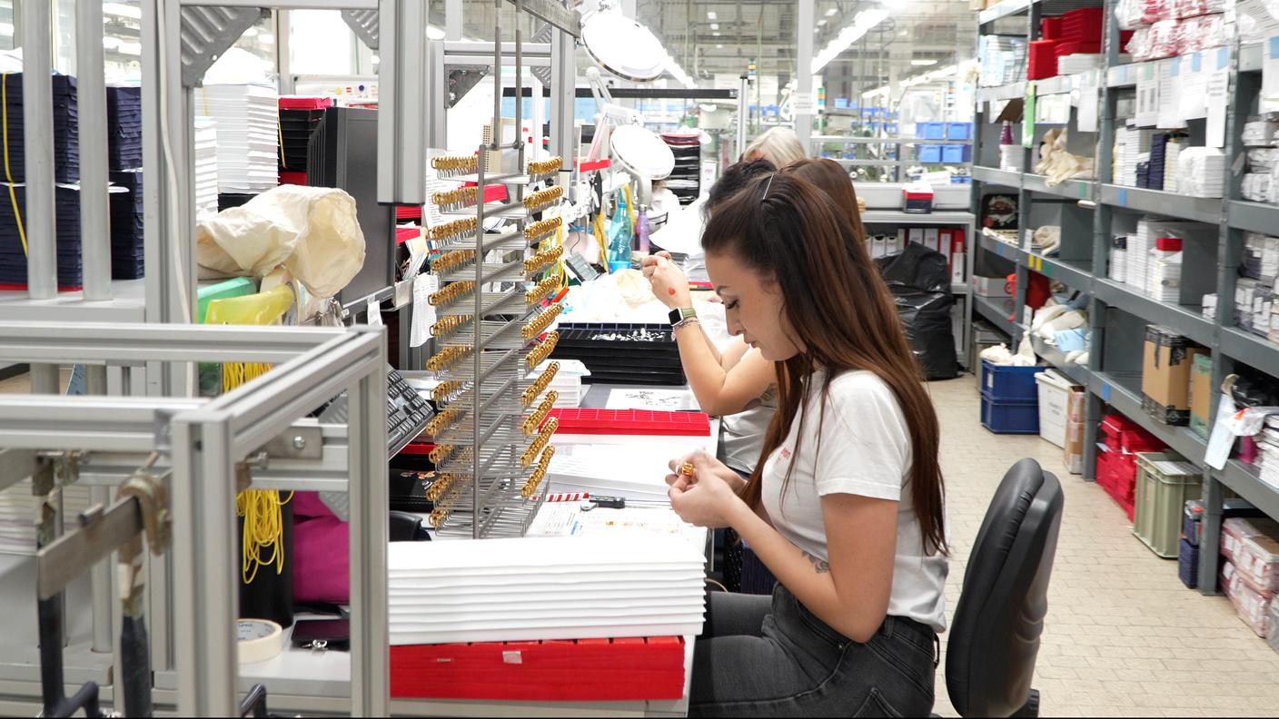 Produzione di cerniere lampo presso la fabbrica Riri di Mendrisio