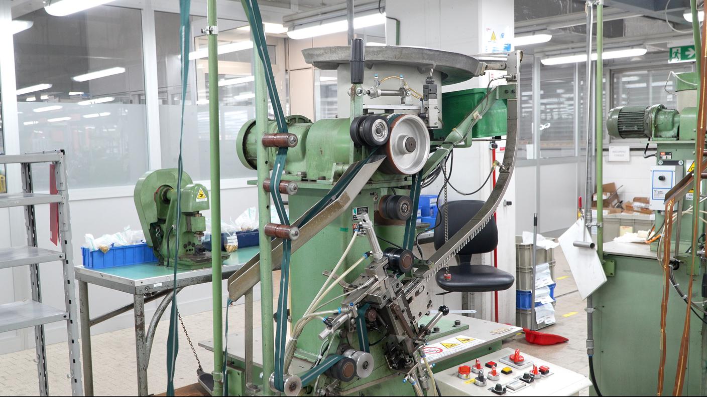 Produzione di cerniere lampo presso la fabbrica Riri di Mendrisio