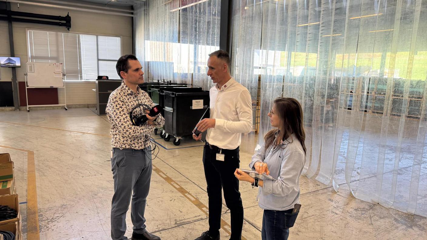 Davide Gagliardi con Fabiana Lisco, Ingegnere di Prodotto e Responsabile Tecnico di Progetto e Ivano Pola, Responsabile mercato regionale per la Svizzera italiana