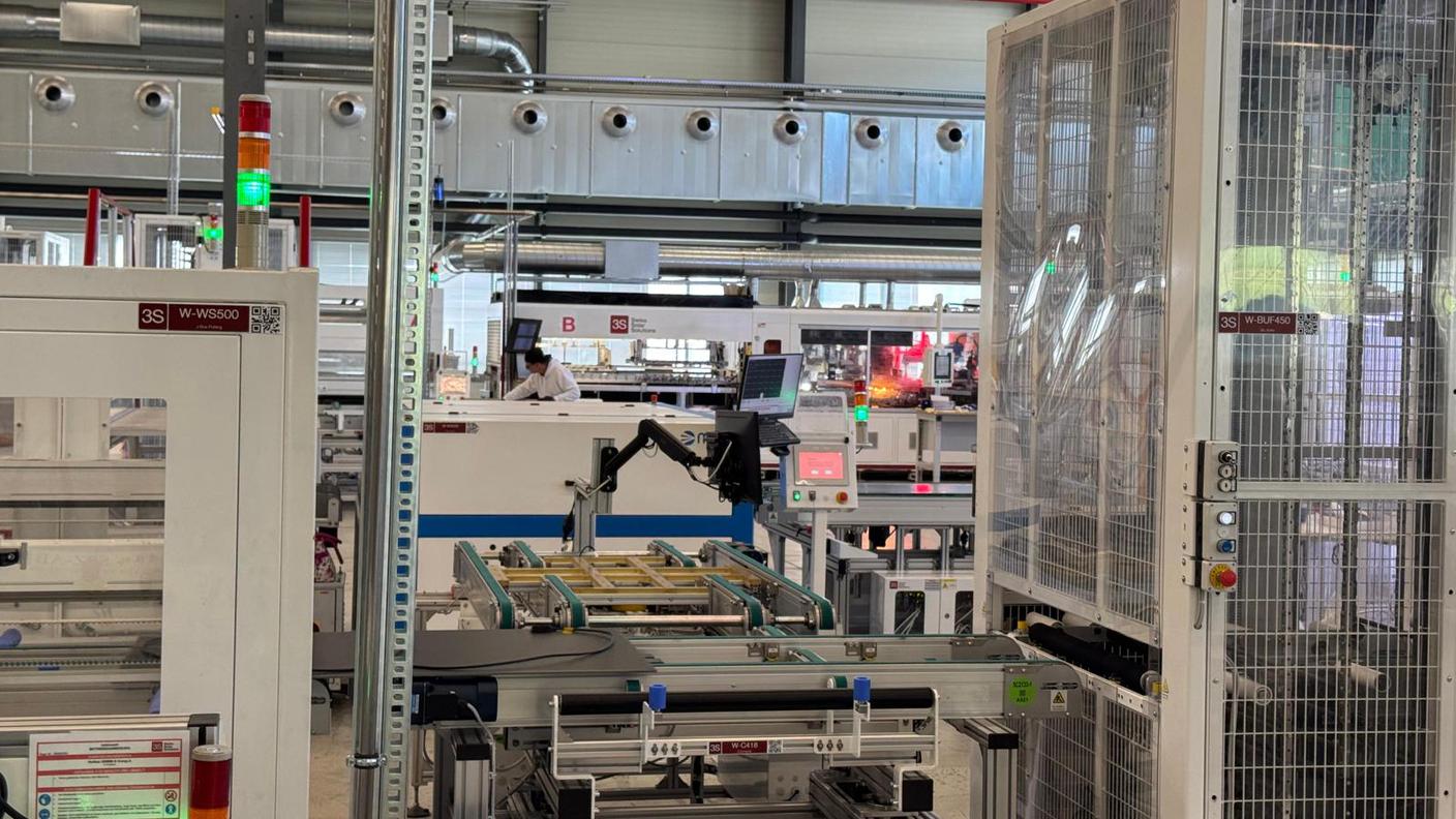 La produzione di pannelli solari di 3S Swiss Solar Solutions