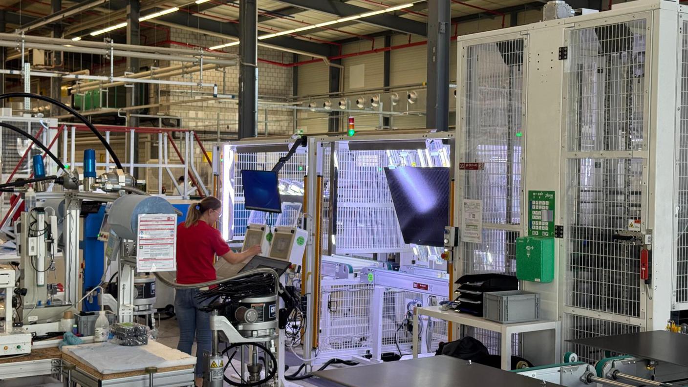 La produzione di pannelli solari di 3S Swiss Solar Solutions