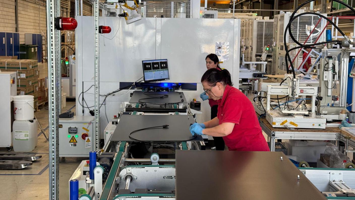 La produzione di pannelli solari di 3S Swiss Solar Solutions
