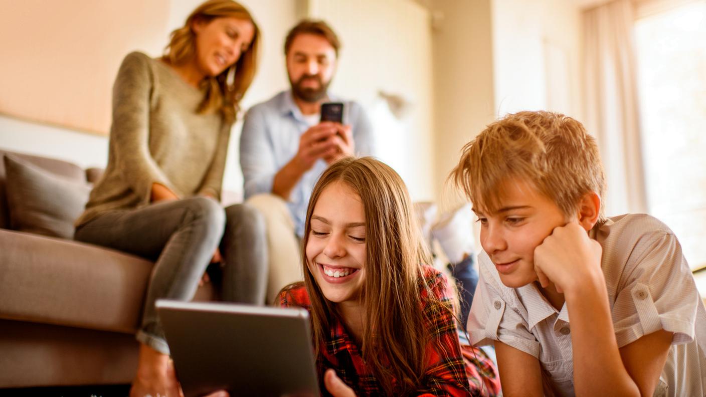 technoférence, genitori e figli con dispositivi digitali.jpg