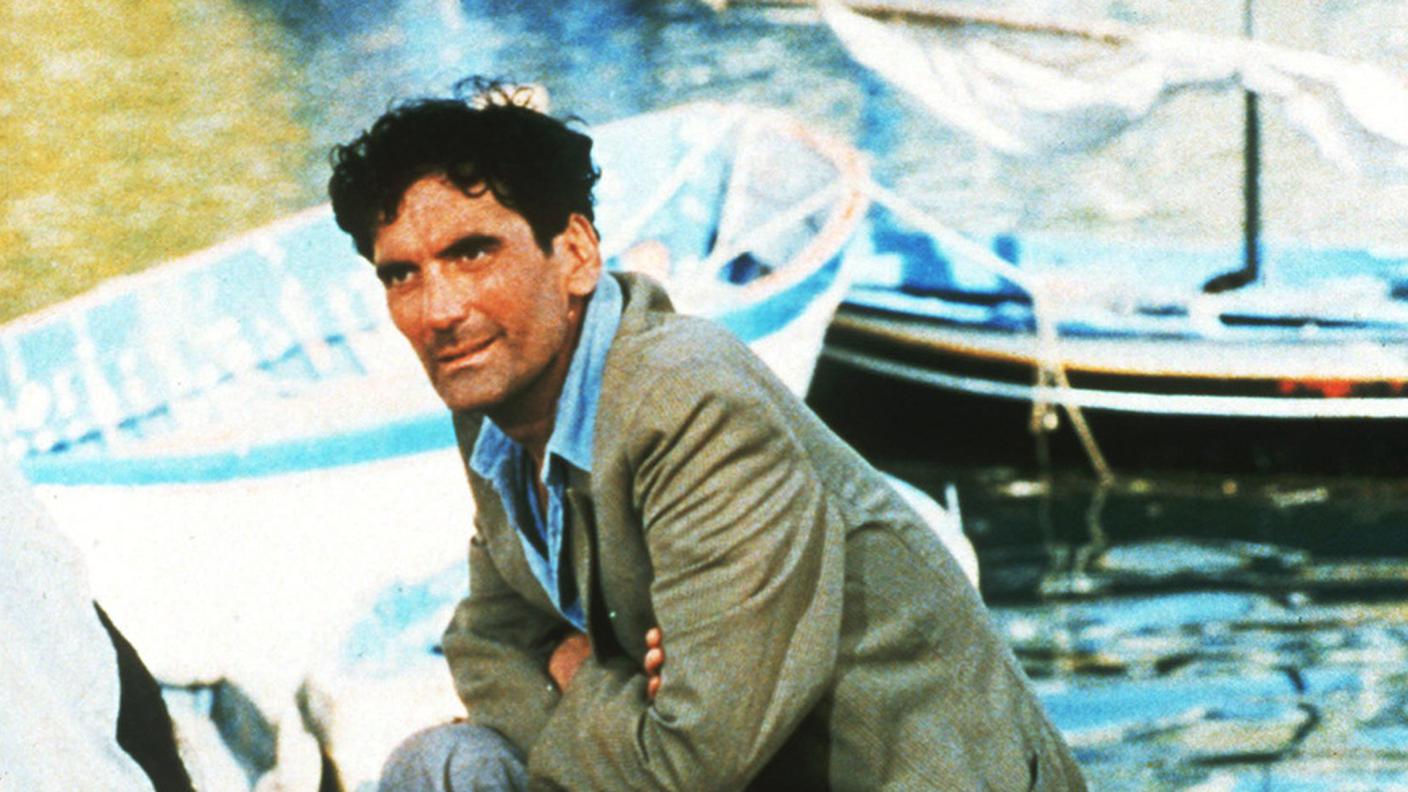 Massimo Troisi in una scena del film "Il postino"