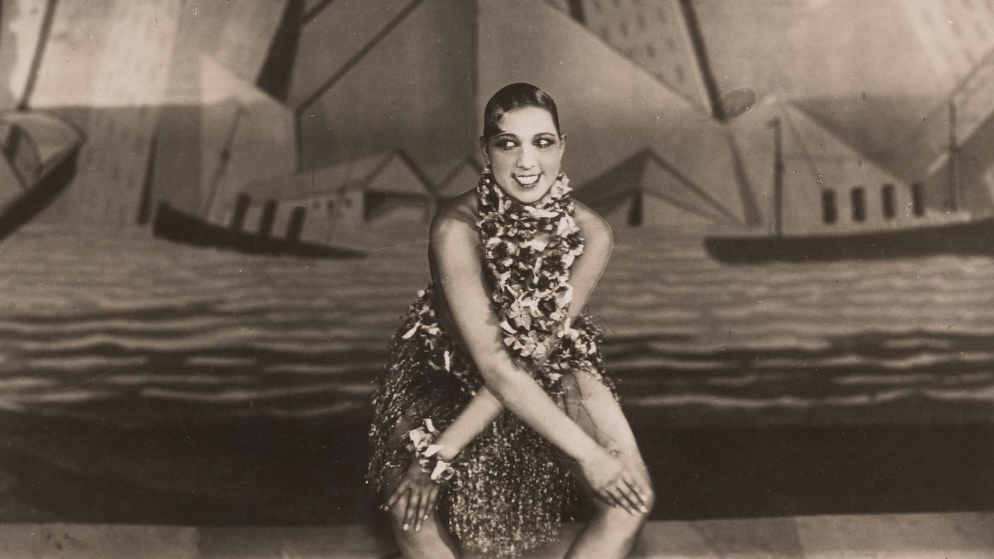 Joséphine Baker mentre balla il charleston alle Folies Bergère di Parigi in La revue nègre nel 1926