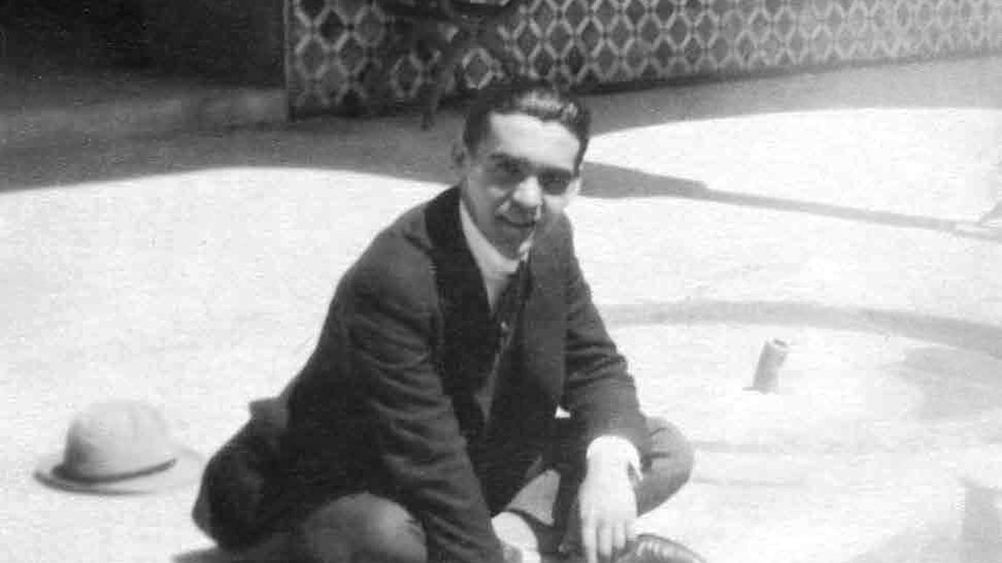 Federico García Lorca en un patio de la Alhambra de Granada, circa 1922