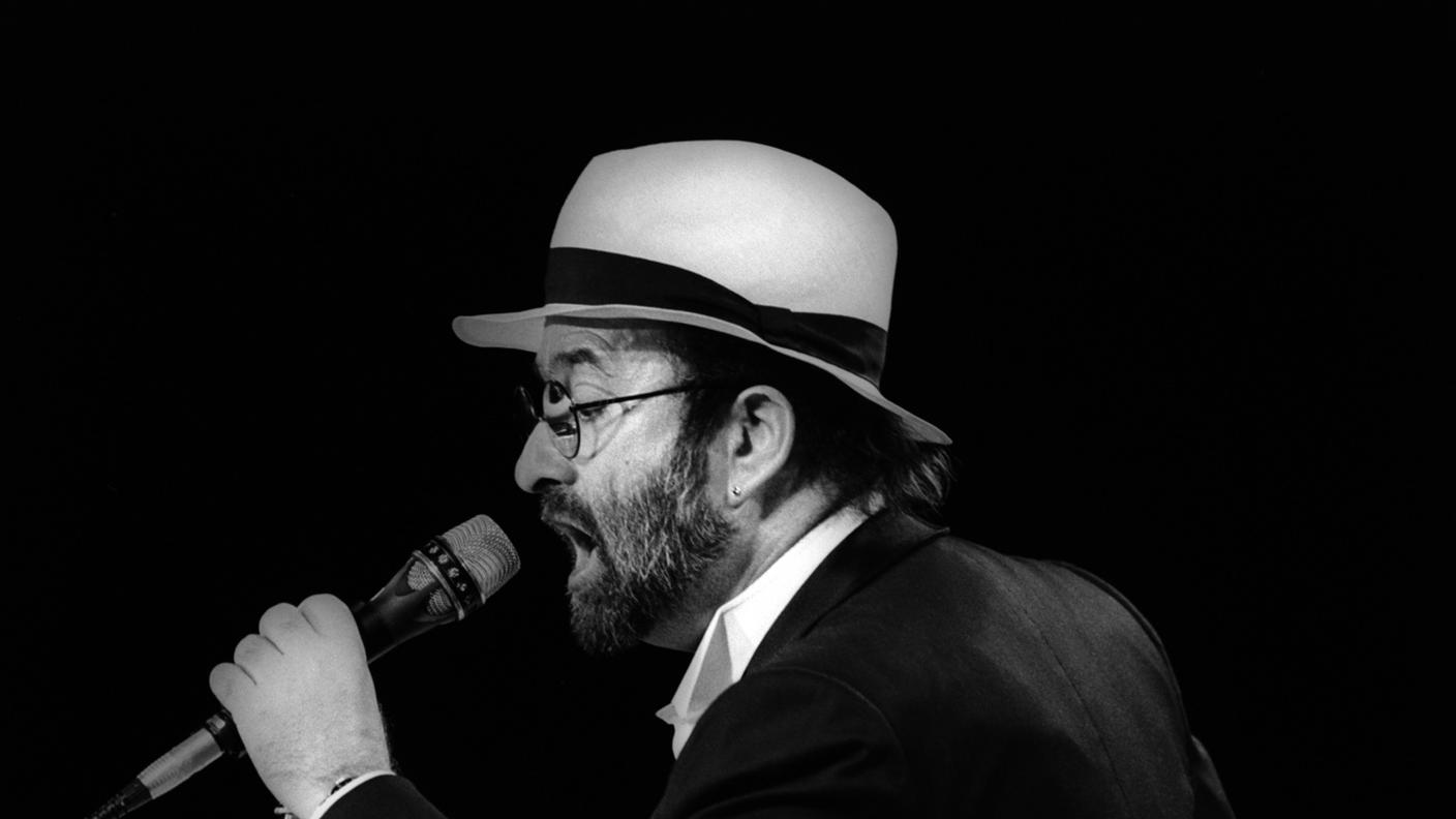 Il cantante italiano Lucio Dalla si esibisce allo Circo Knie di Lugano, 1990