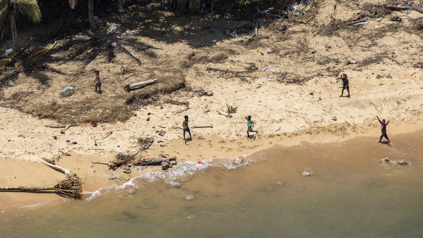 Una spiaggia a Tonga in seguito all'eruzione di un vulcano sottomarino e al successivo tsunami