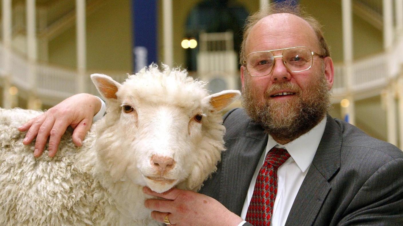 Il professor Ian Wilmut con "Dolly", la prima pecora clonata al mondo