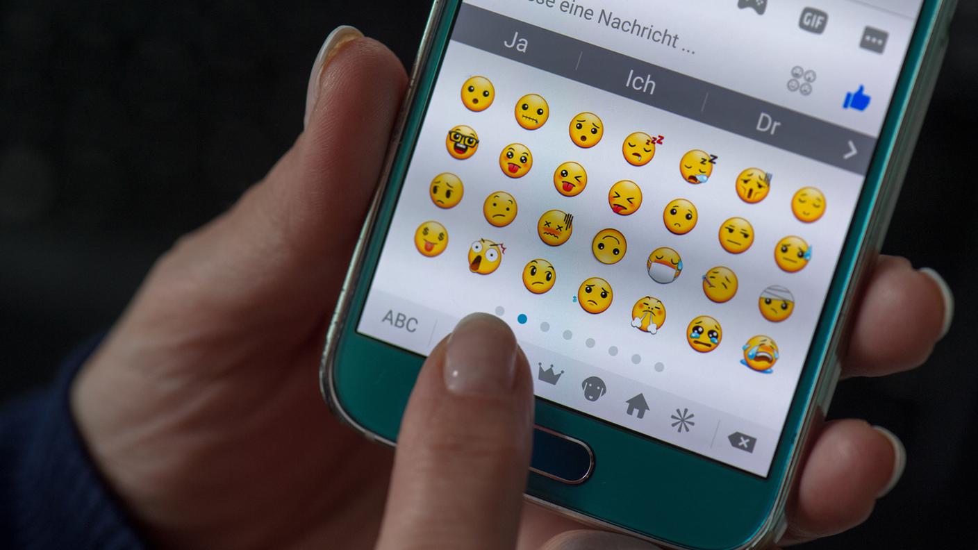 Alcune emoticons sulla tastiera di un telefono