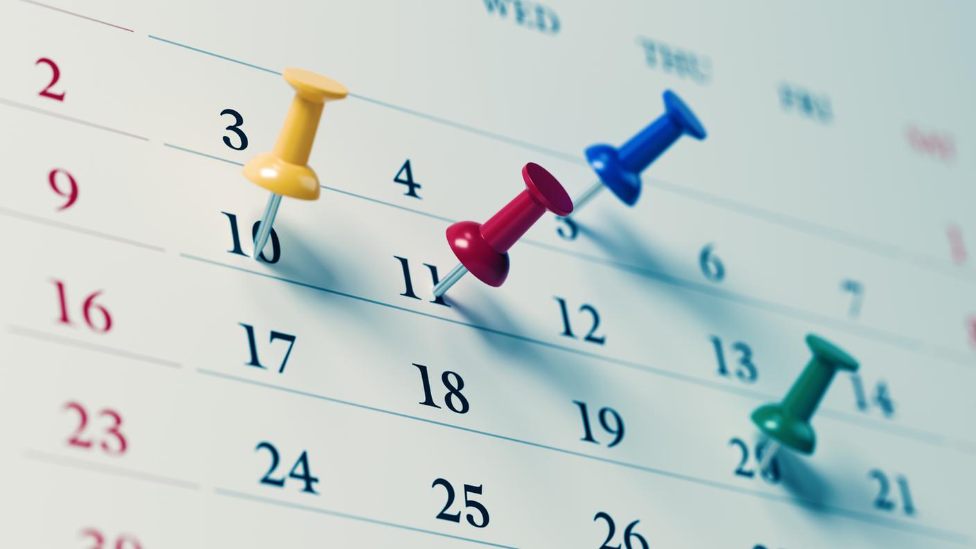 calendario, varie date selezionate, pin push colorati