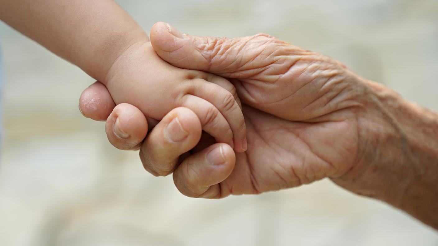 Anziana e bambina per mano