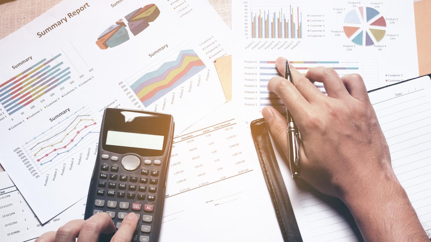 iStock-Modulo per la dichiarazione dei redditi, Calcolatrice, Mano, Conto corrente, Assegno