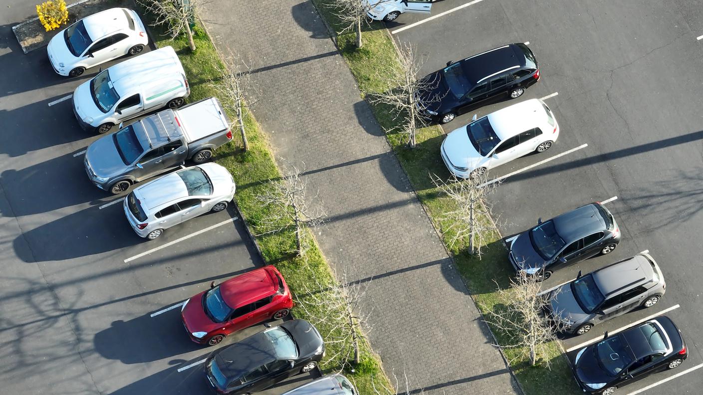 automobili bianche, nere e grigie