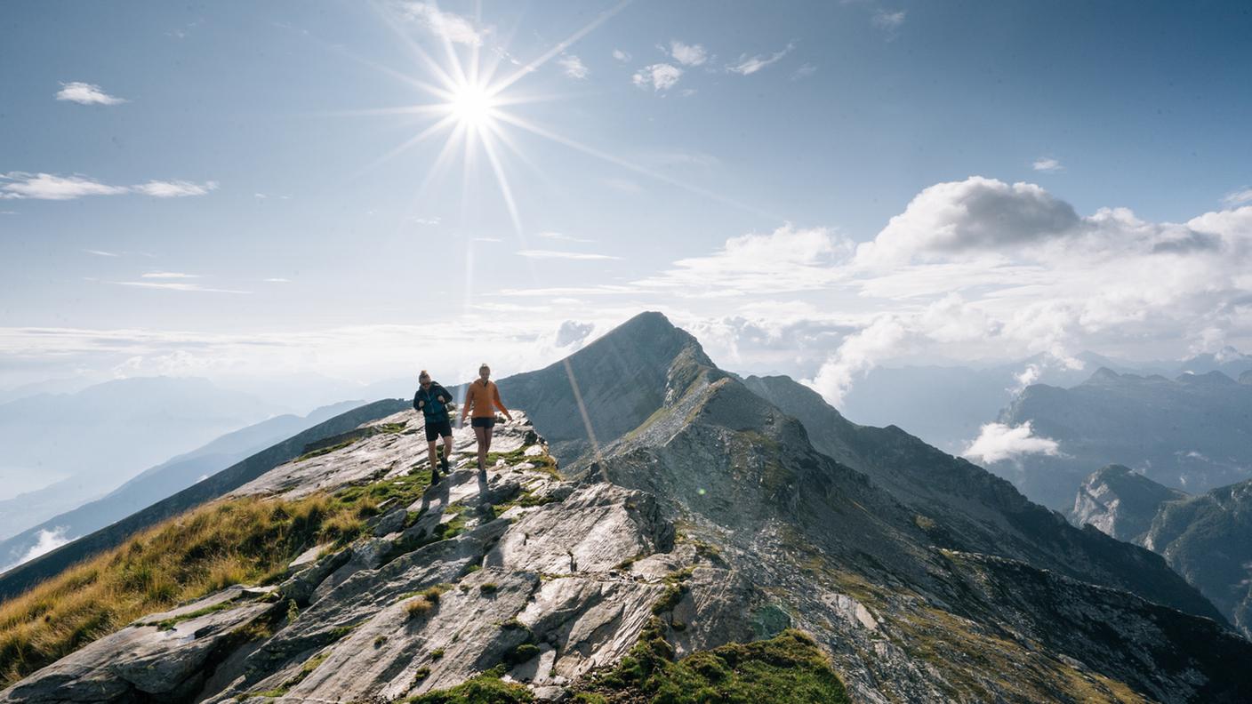 escursione di coppia lungo una cresta di montagna