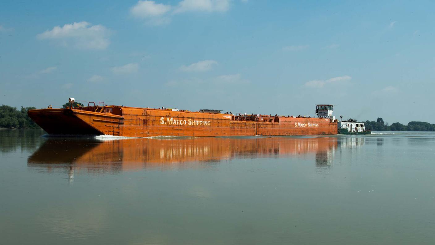 Chiatta da trasporto sul Po