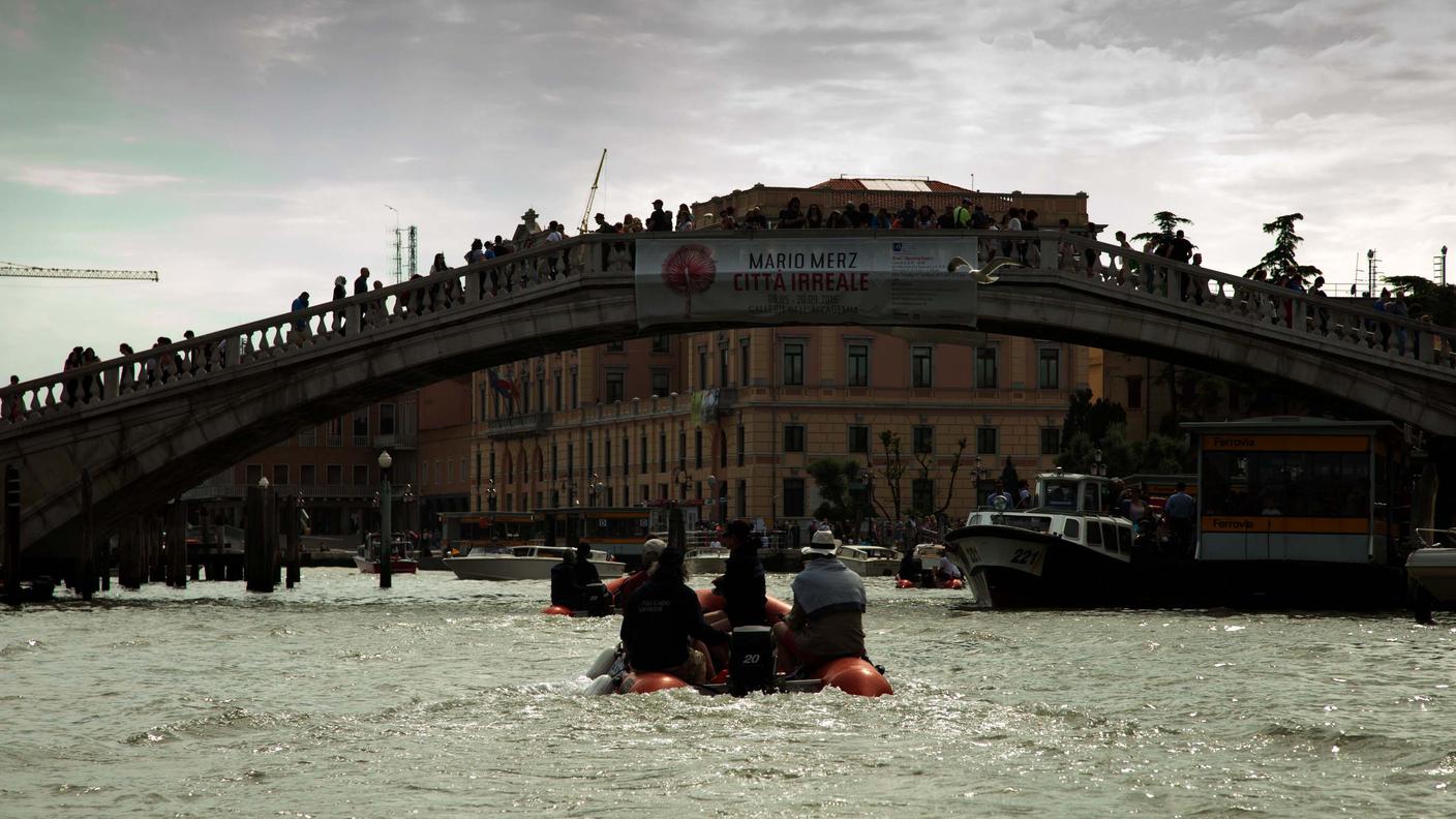 Sotto il ponte della stazione di Venezeia