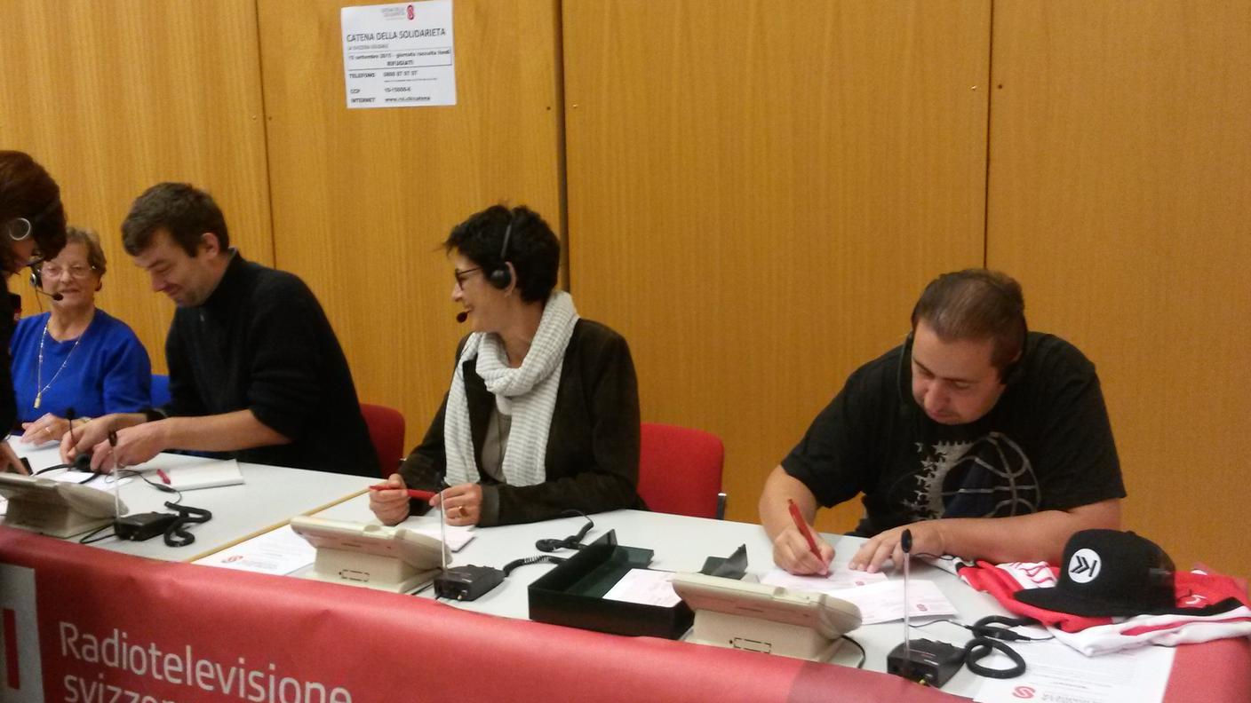 Paolo Guglielmoni, Aldina Crespi e Carlos dei Karma Krew ai telefoni