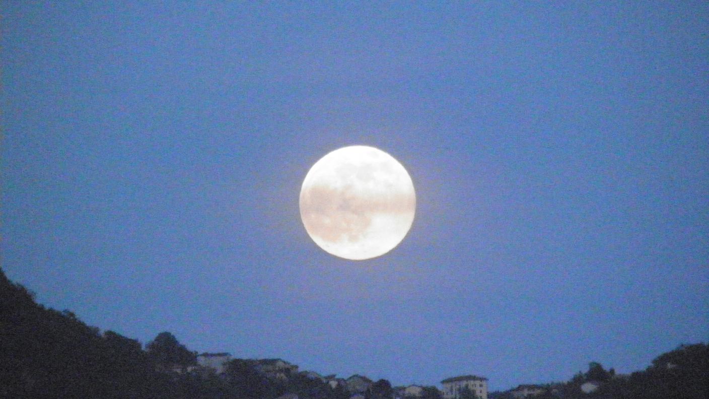 Luna di scattata da sopra il paese di Brè, fine di maggio 2016, di Edo, Gravesano