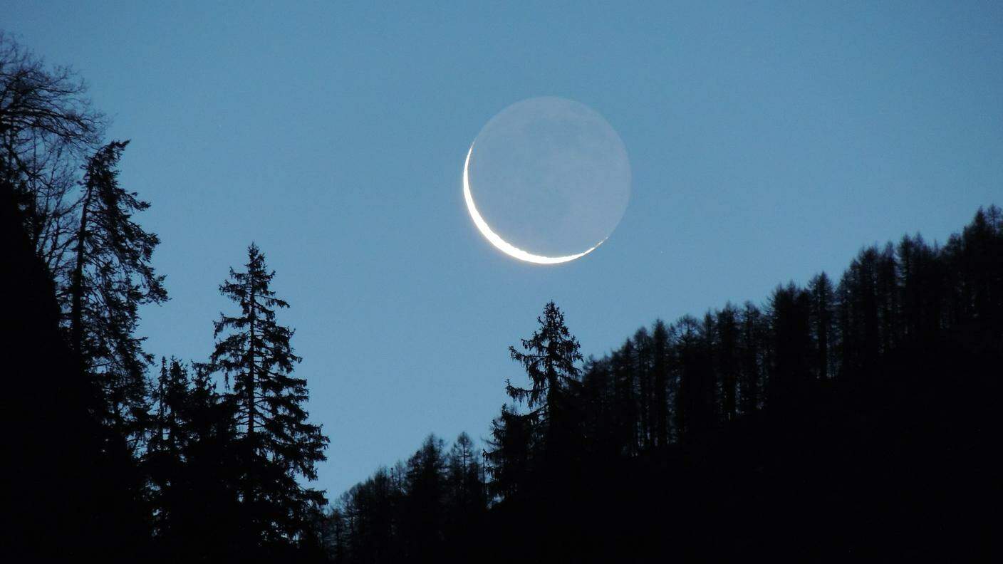 Luna eseguita in Val Rovana il 20.12.2014 alle 07:14. La parte in ombra della luna è visibile grazie alla luce del sole riflessa dalla terra di Corrado Melchioretto
