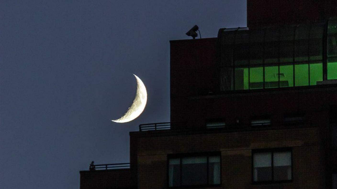 Luna sul balcone di Alessandro Merga