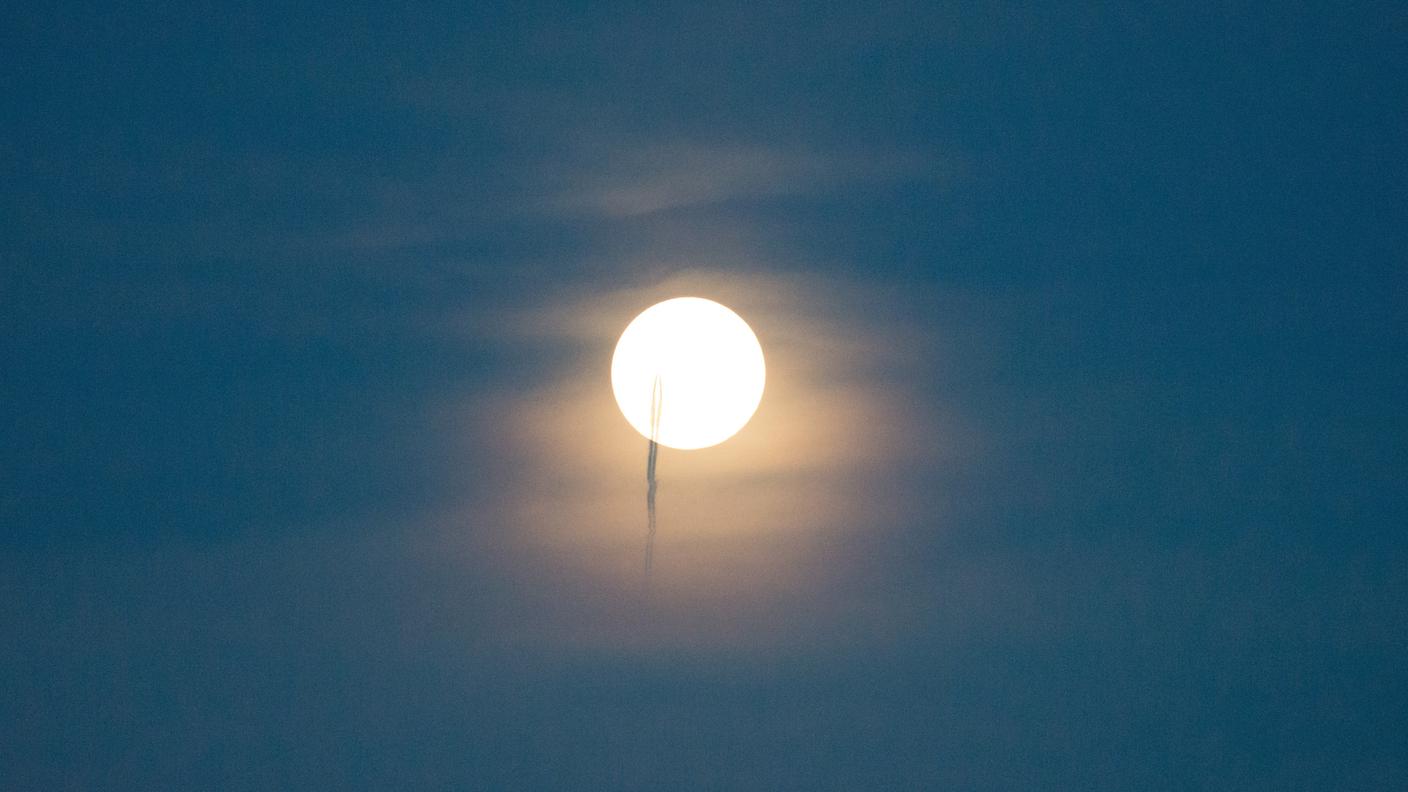 Luna, nel momento in cui faceva lo scatto, davanti alla Luna passava un'aereo che lasciava una scia di Antonello Tilotta