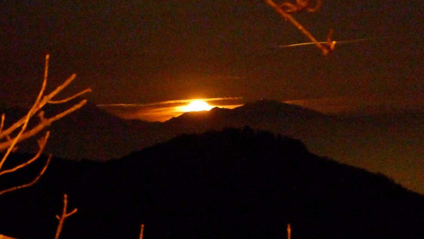 Luna di Fuoco, ore 2, il febbraio, sul Sacro Monte di Varese di Michela Mina