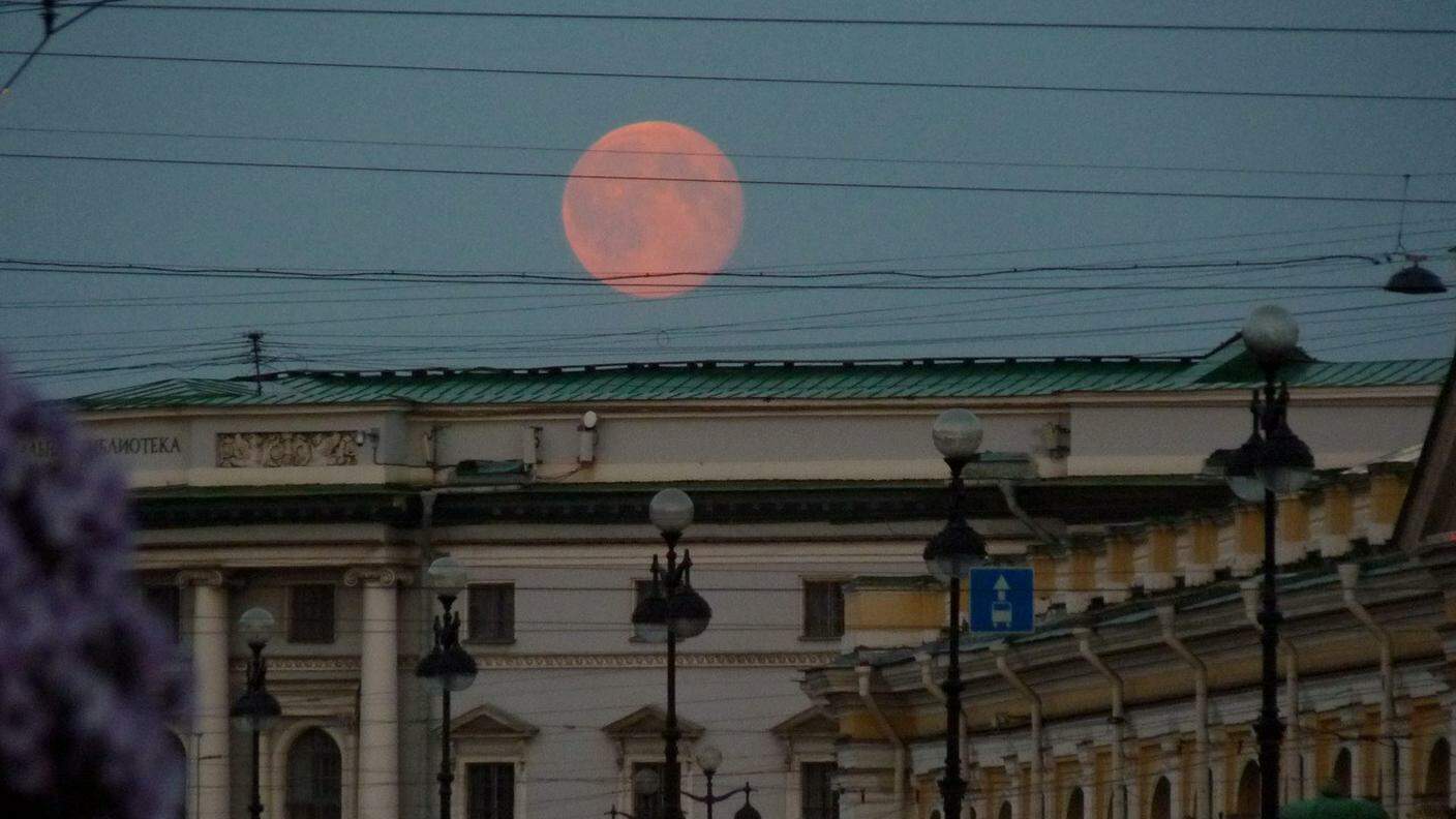 Luna rossa a San Pietroburgo di Michela Mina