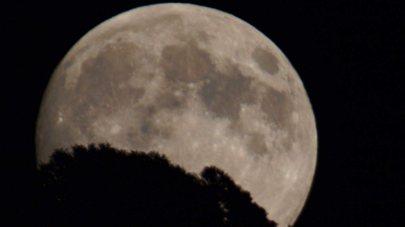 Luna che sorge sopra il monte Boglia di Mike