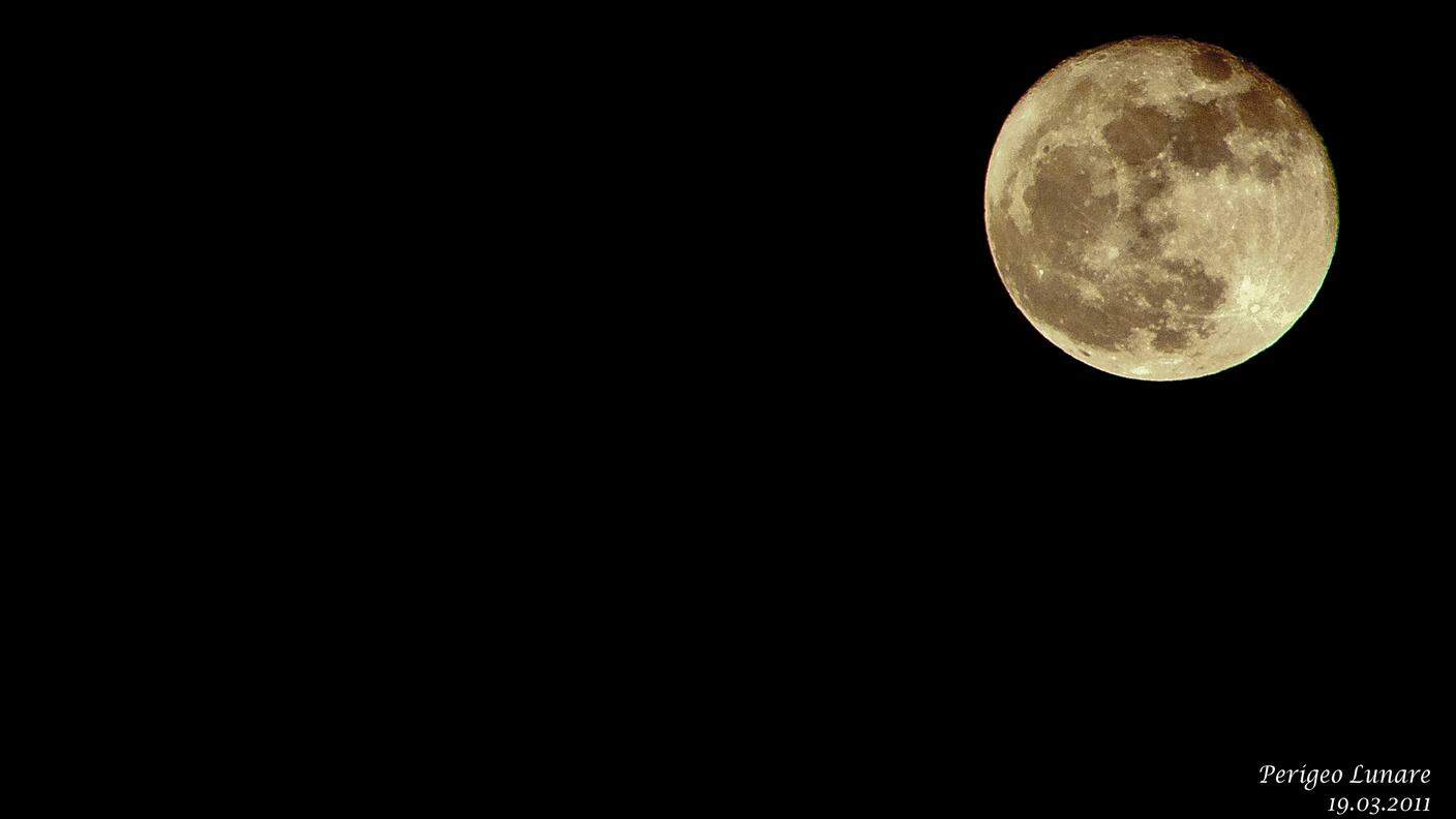 Luna, scattata dal balcone di casa in occasione del Perigeo Lunare del 19.03.2011 di Osvaldo Vidimari