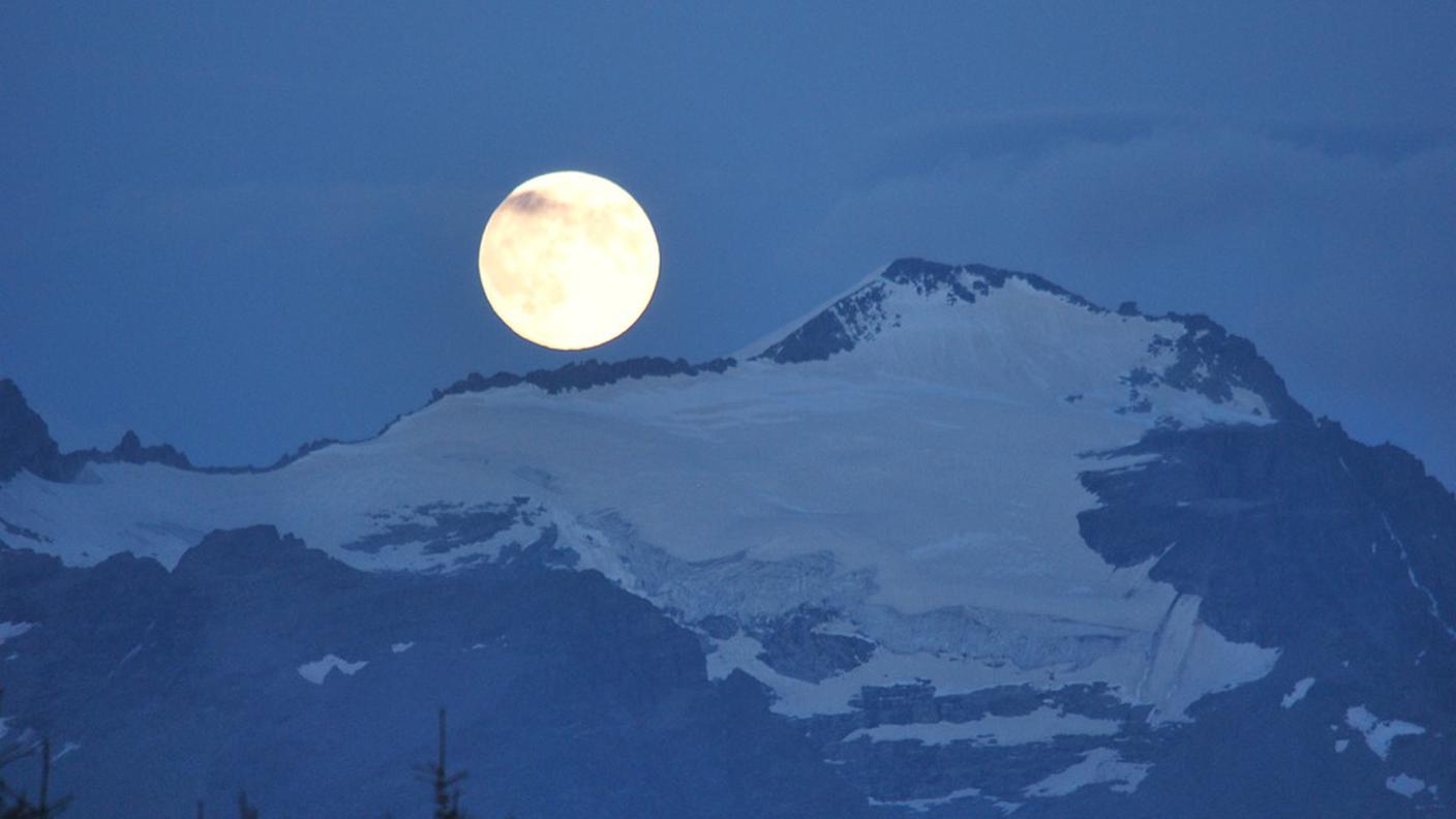 Luna piena sopra al ghiacciaio dell'Adula nel settembre 2015, ripresa da Pian Segno (Lucomagno) di Fabrizio 