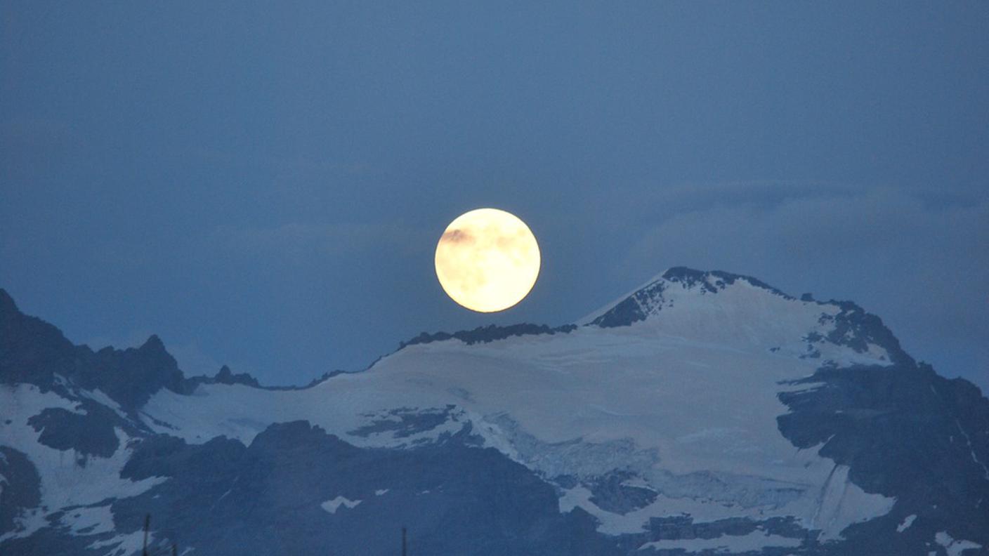 Luna piena sopra al ghiacciaio dell'Adula nel settembre 2015, ripresa da Pian Segno (Lucomagno) di Fabrizio 