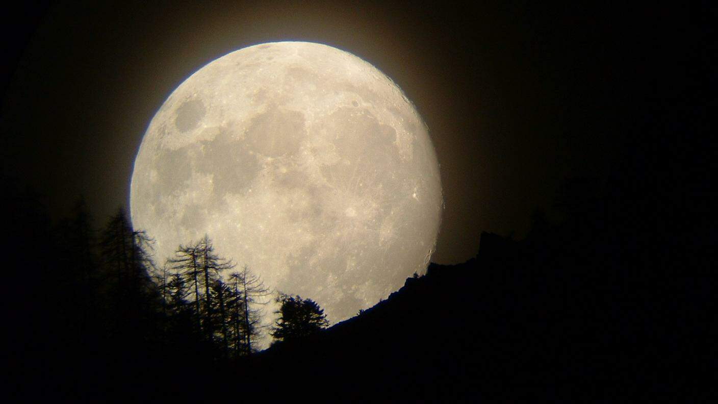 Il sorgere della Luna in fondo alla Val Leggia visto da Grono; telescopio rifrattore acromatico 120/1000; 24.11.2015 di  Marco Guidi
