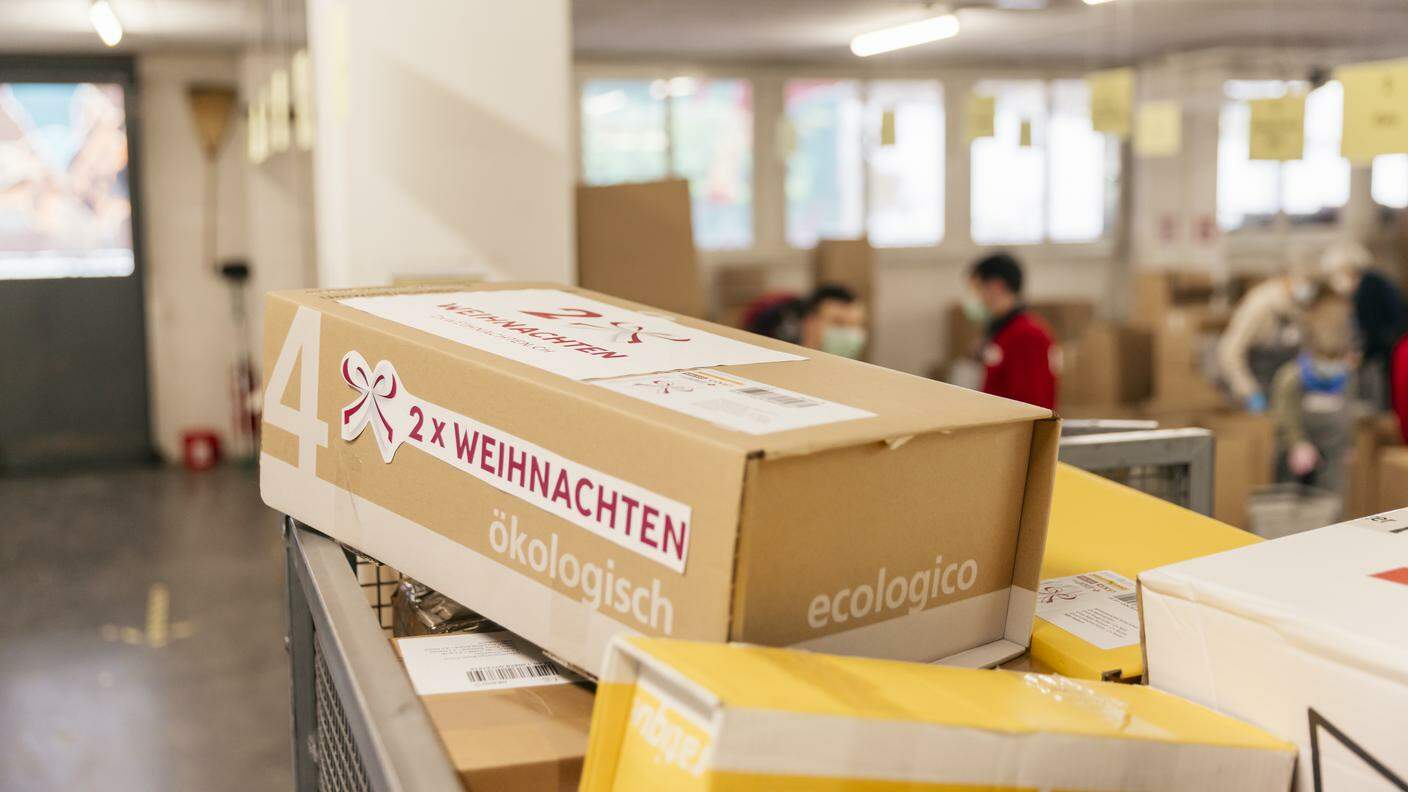 I 49 000 pacchi postali vengono smistati da volontari presso il centro logistico della CRS a Wabern
