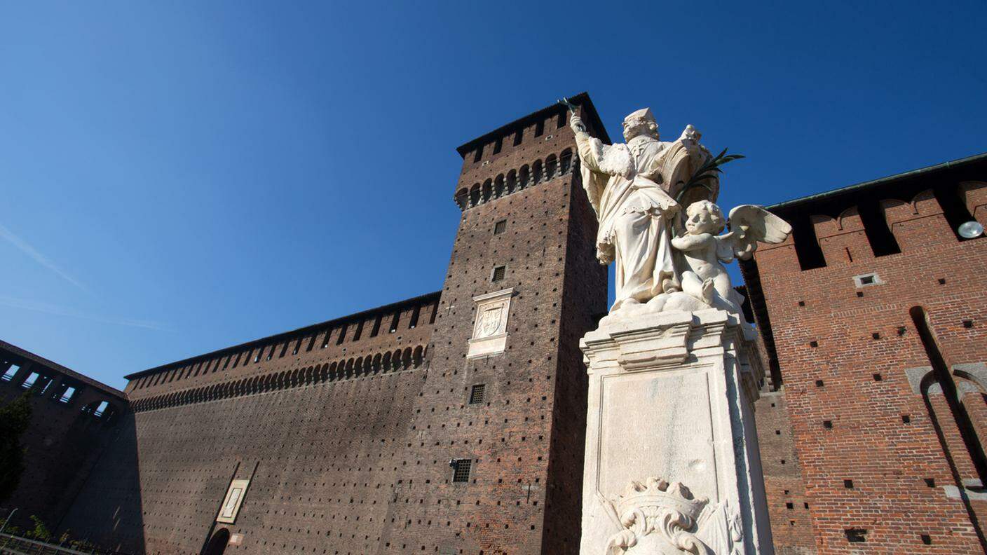 Statua di San Giovanni Nepomuceno presso il Castello sforzesco, Milano