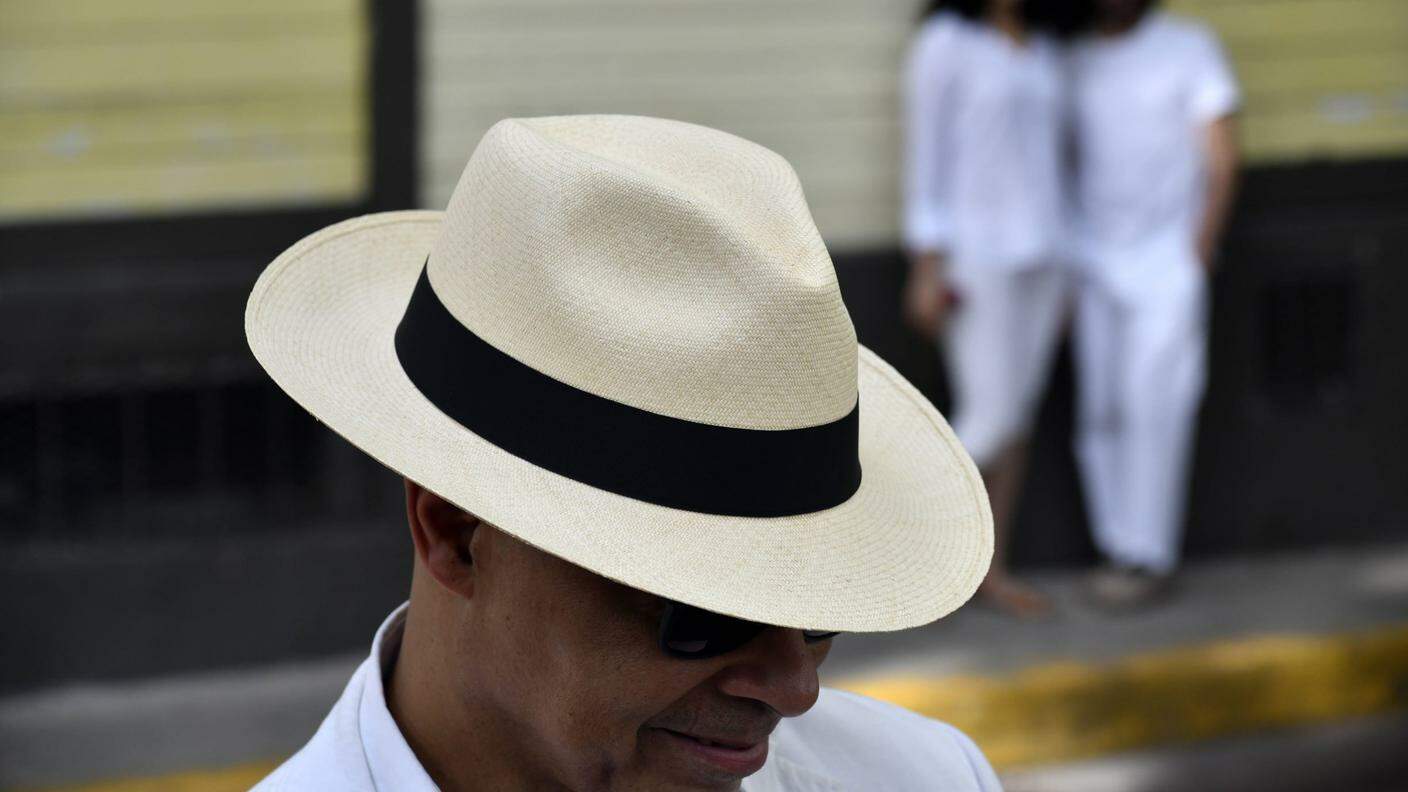 Cappello Panama proviene esclusivamente dall'Ecuador. Scoprendo le straordinarie qualità di questi cappelli già nel 1881, gli operai del Canale di Panama lo resero popolare in Europa e negli Stati Uniti d'America, battezzandolo Cappello Panama