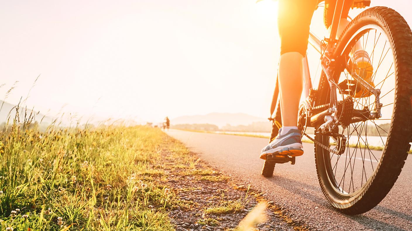 Pedalare in bicicletta, tramonto