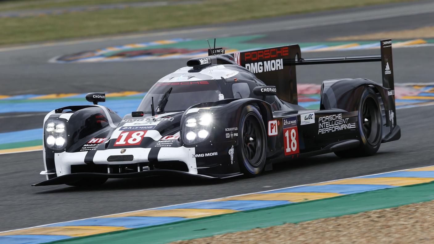 La Porsche 919 ibrida di Neel Jani ritratta durante i test di maggio