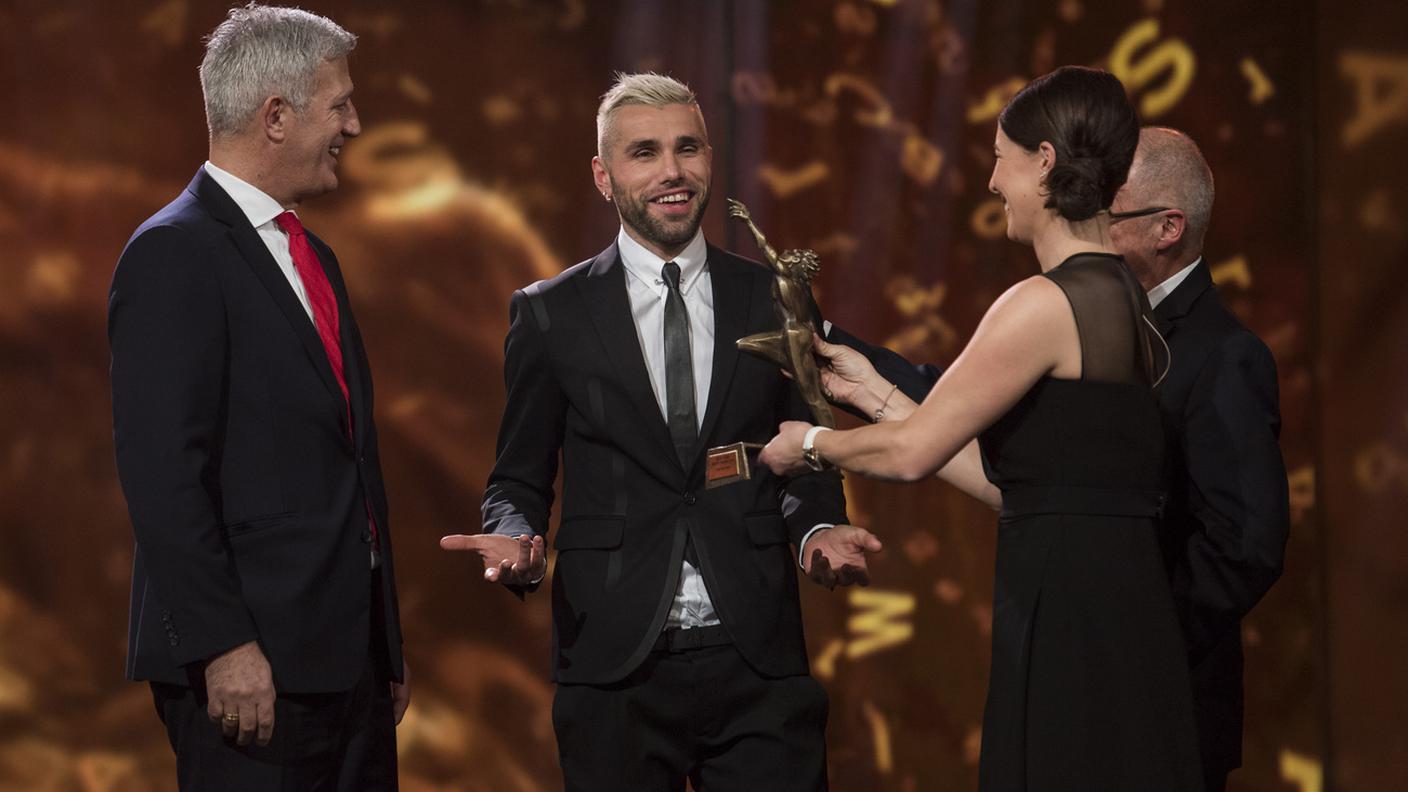 Behrami ritira il premio assieme a Petkovic
