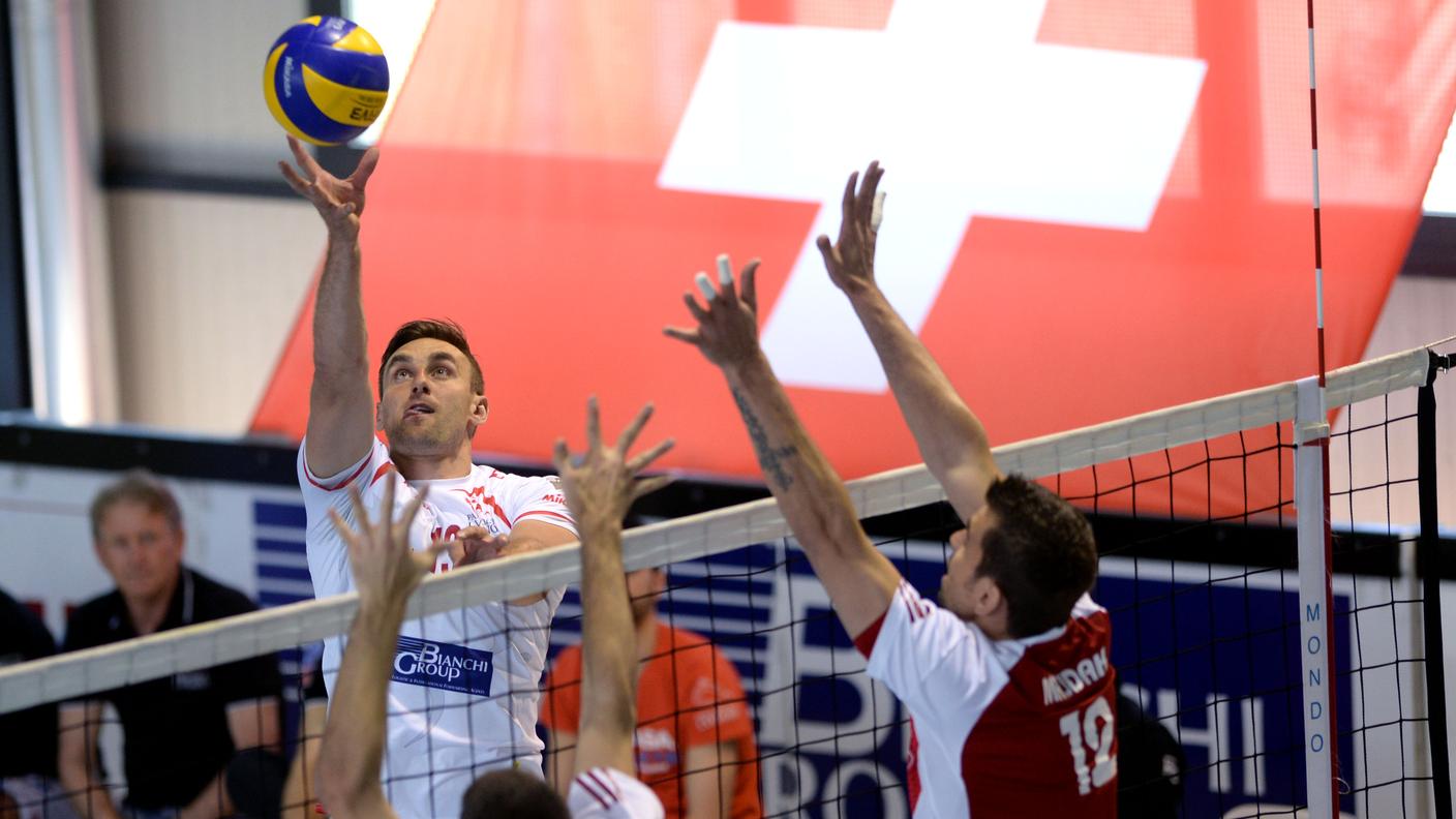 Marcin Wika ci prova con un pallonetto