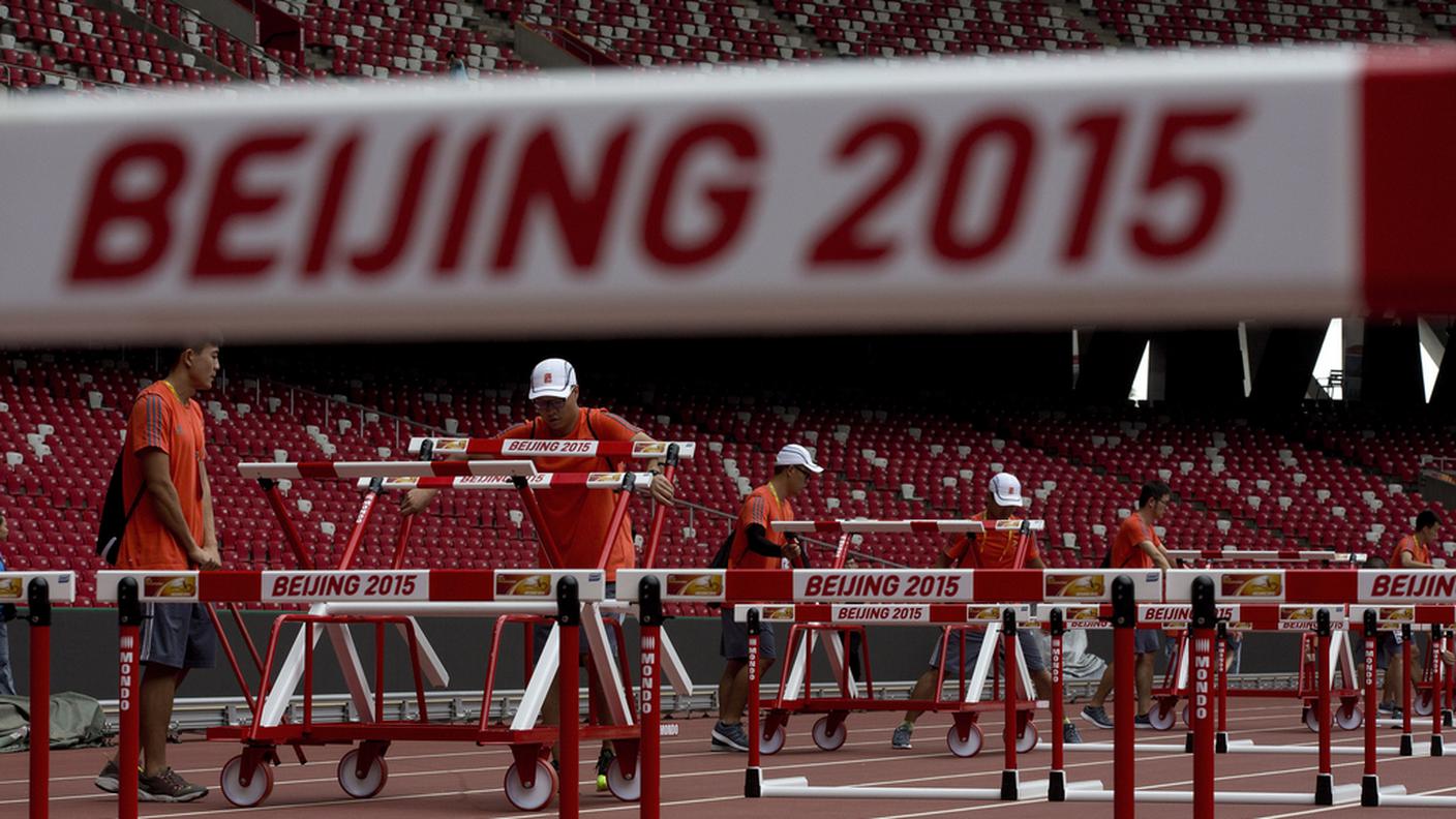 Gli addetti terminano i preparativi della pista