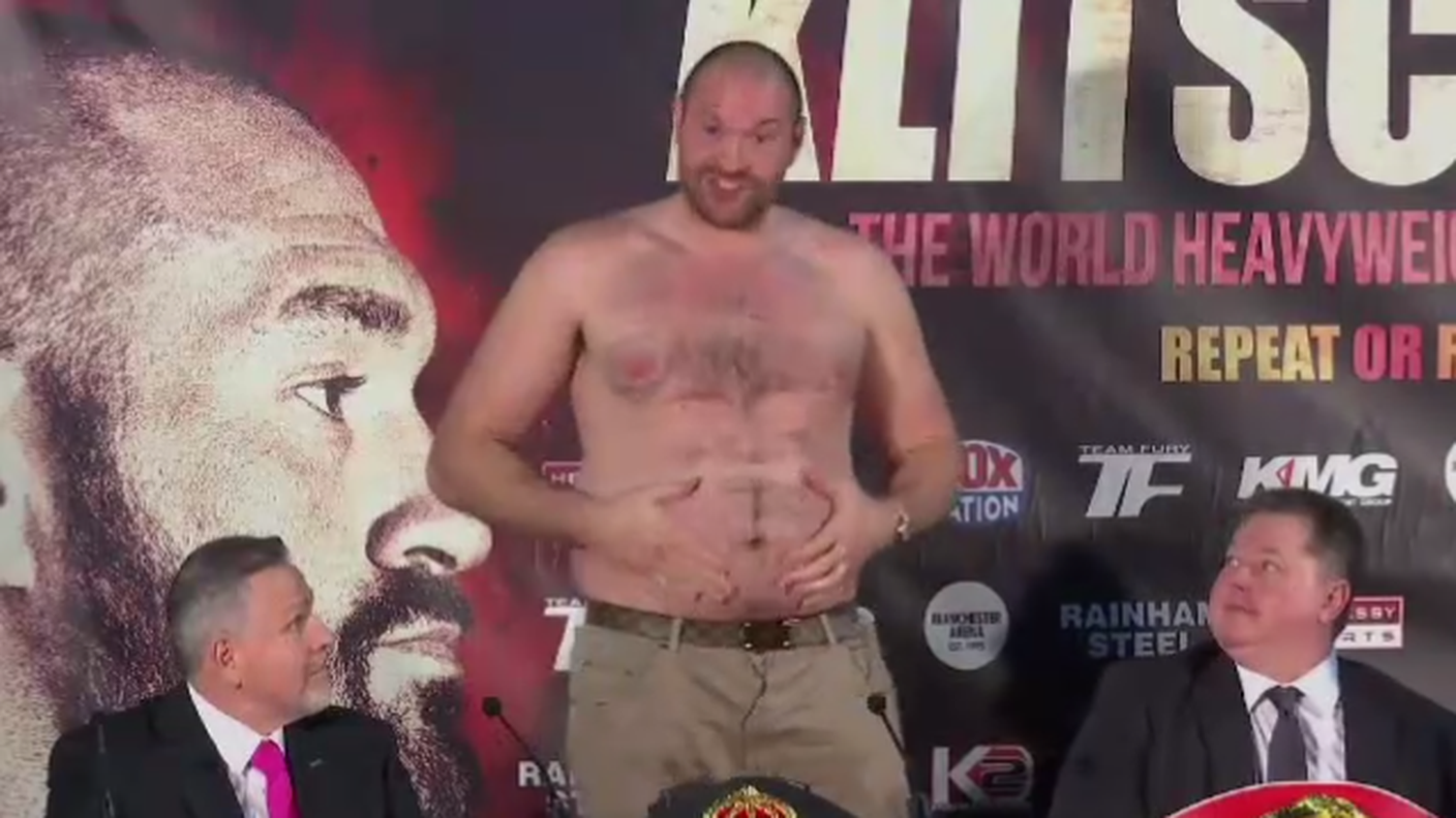 Il britannico mette in mostra il fisico