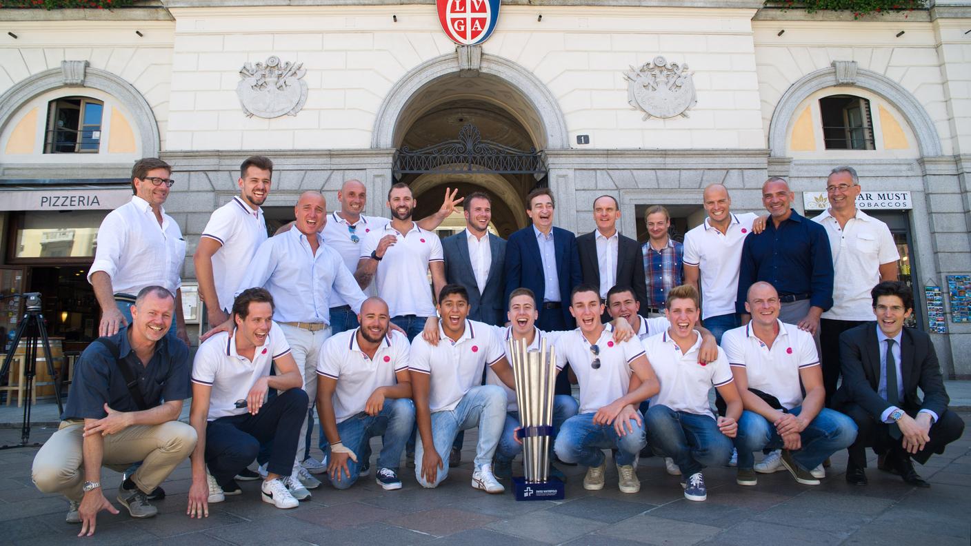 Tradizionale foto di gruppo con la coppa