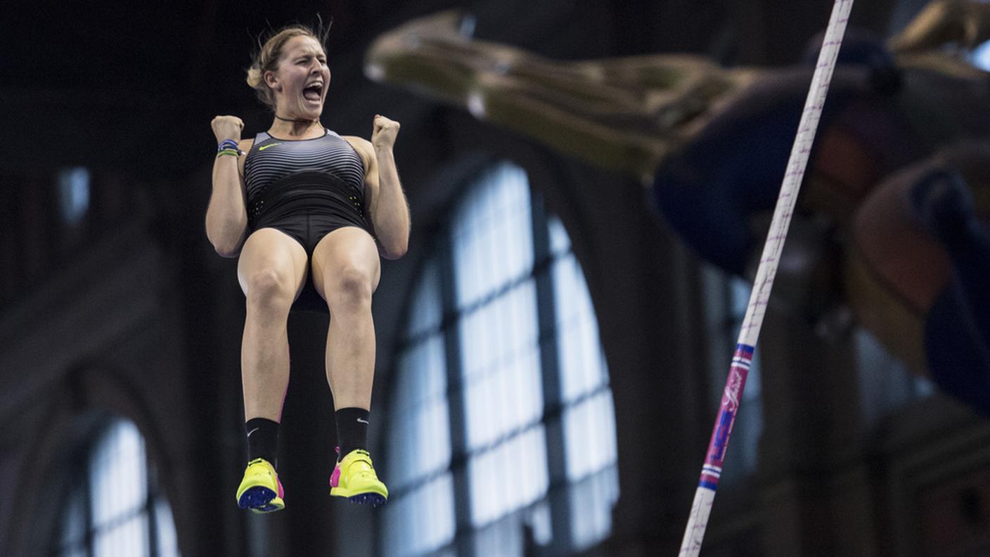 Holly Bradshaw festeggia in volo