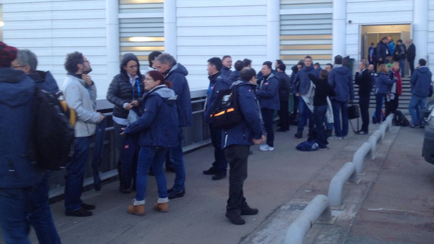 Alcuni giornalisti della delegazione svizzera fuori dalla sala stampa principale.