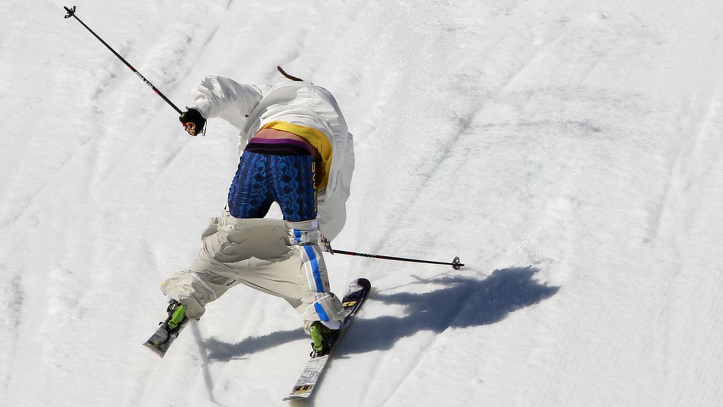 Henrik Harlaut perde i pantaloni durante le qualificazioni di slopestyle 